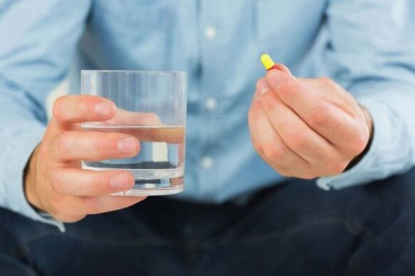 tomando pílulas para a hipertensión arterial